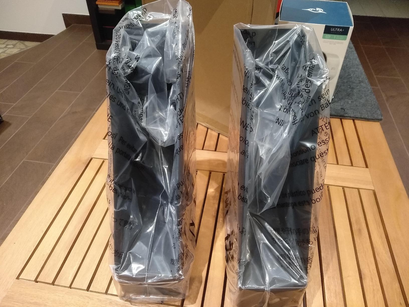 Amazon Basics Portariviste Verticale Nero 2 Pezzi Plastica
