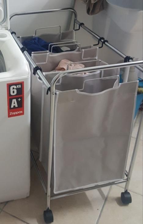 AmazonBasics carrello portabiancheria 3 sacchi 135L grigio