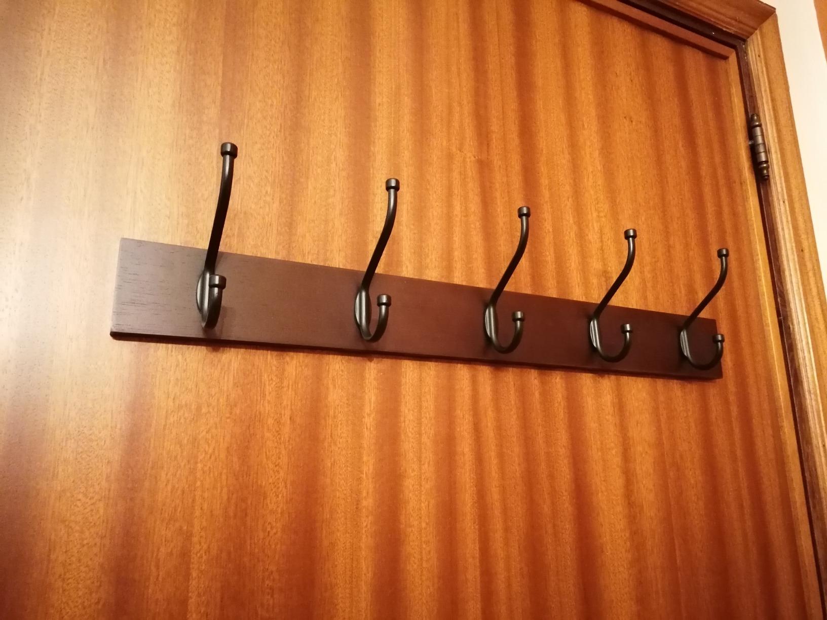 Amazon Basics Appendiabiti da Parete Legno Noce Chiaro 1 pezzo