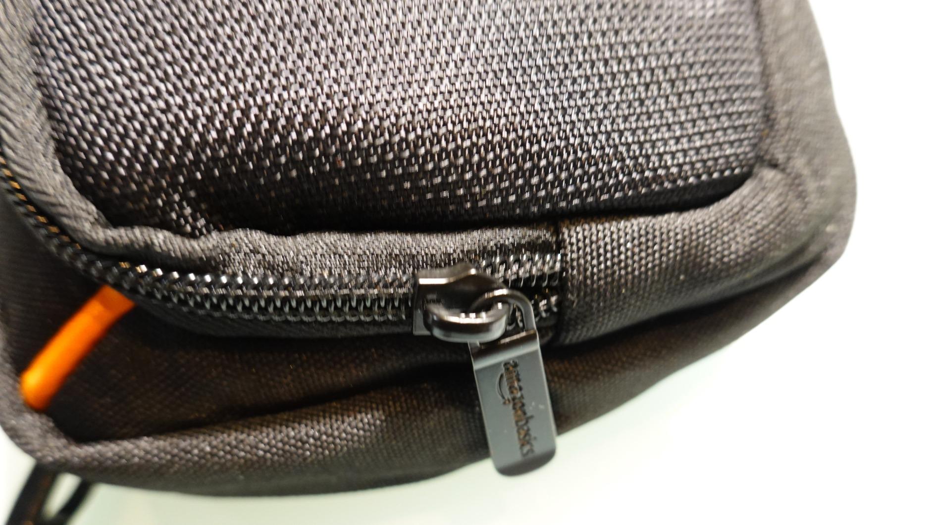 AmazonBasics Custodia Fotocamera Compatta Extra-Piccolo Nero