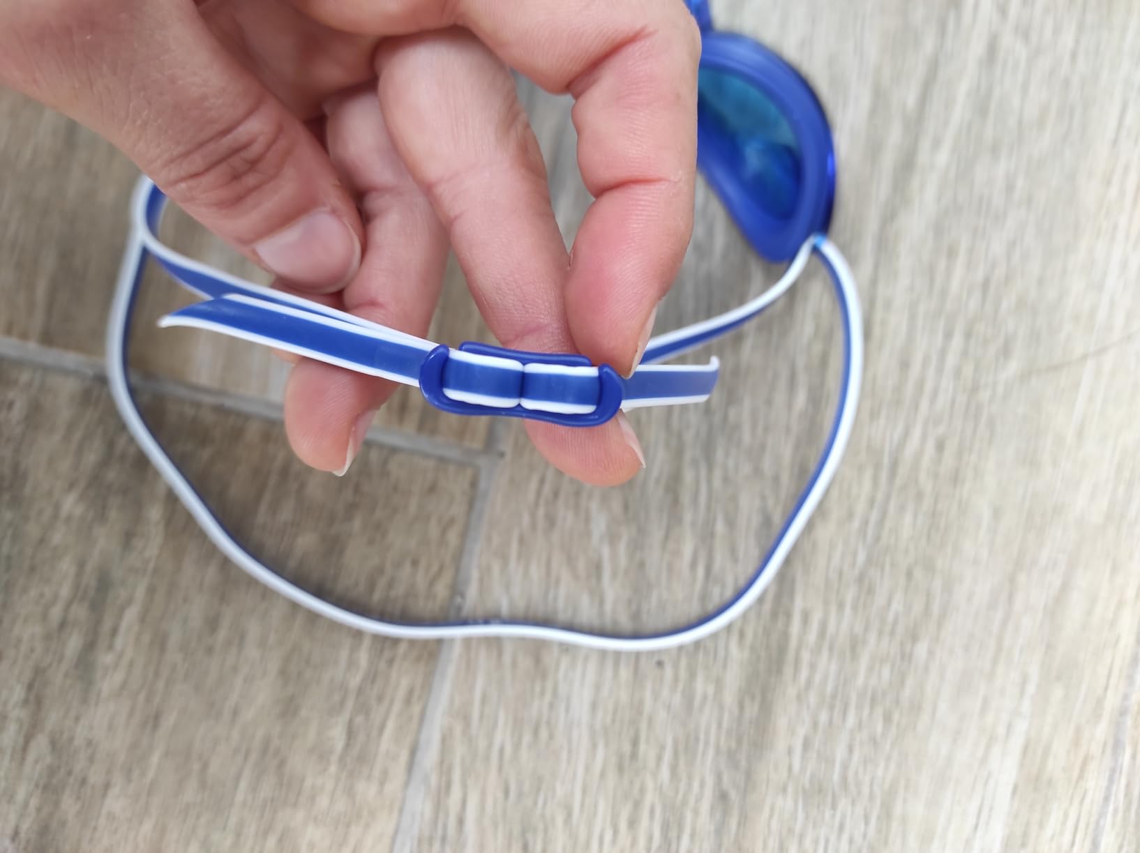 Amazon Basics Occhialini Nuoto Adulti Argento Specchio Antiappannamento