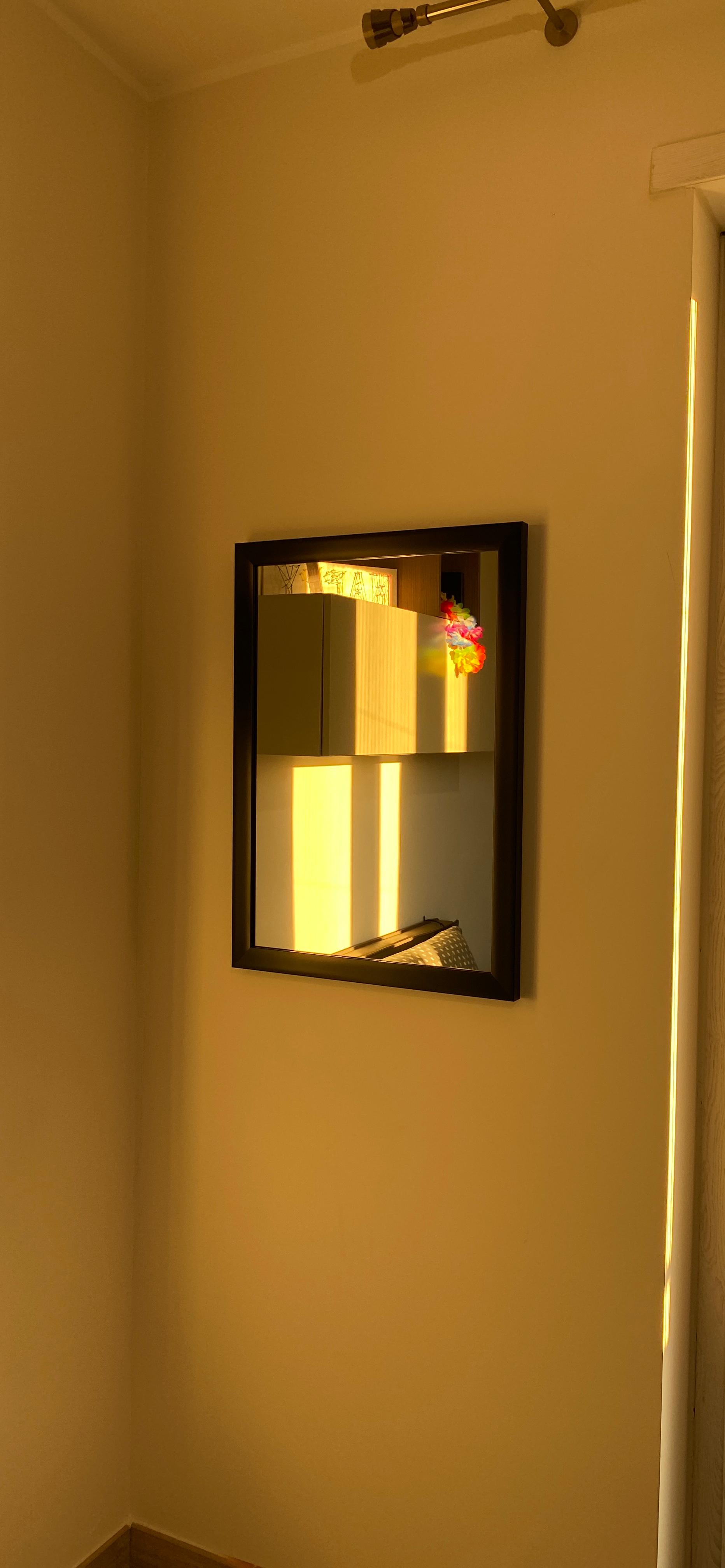 AmazonBasics Specchio da parete 51x71 cm nero cornice standard
