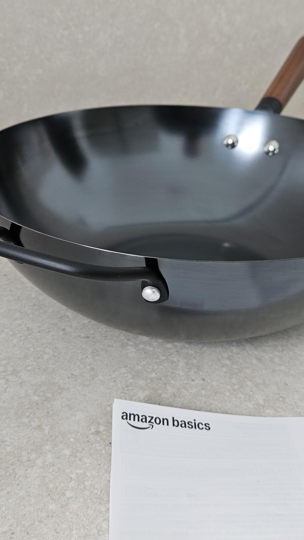 Amazon Basics Wok Acciaio al Carbonio 32 cm Manico Acacia