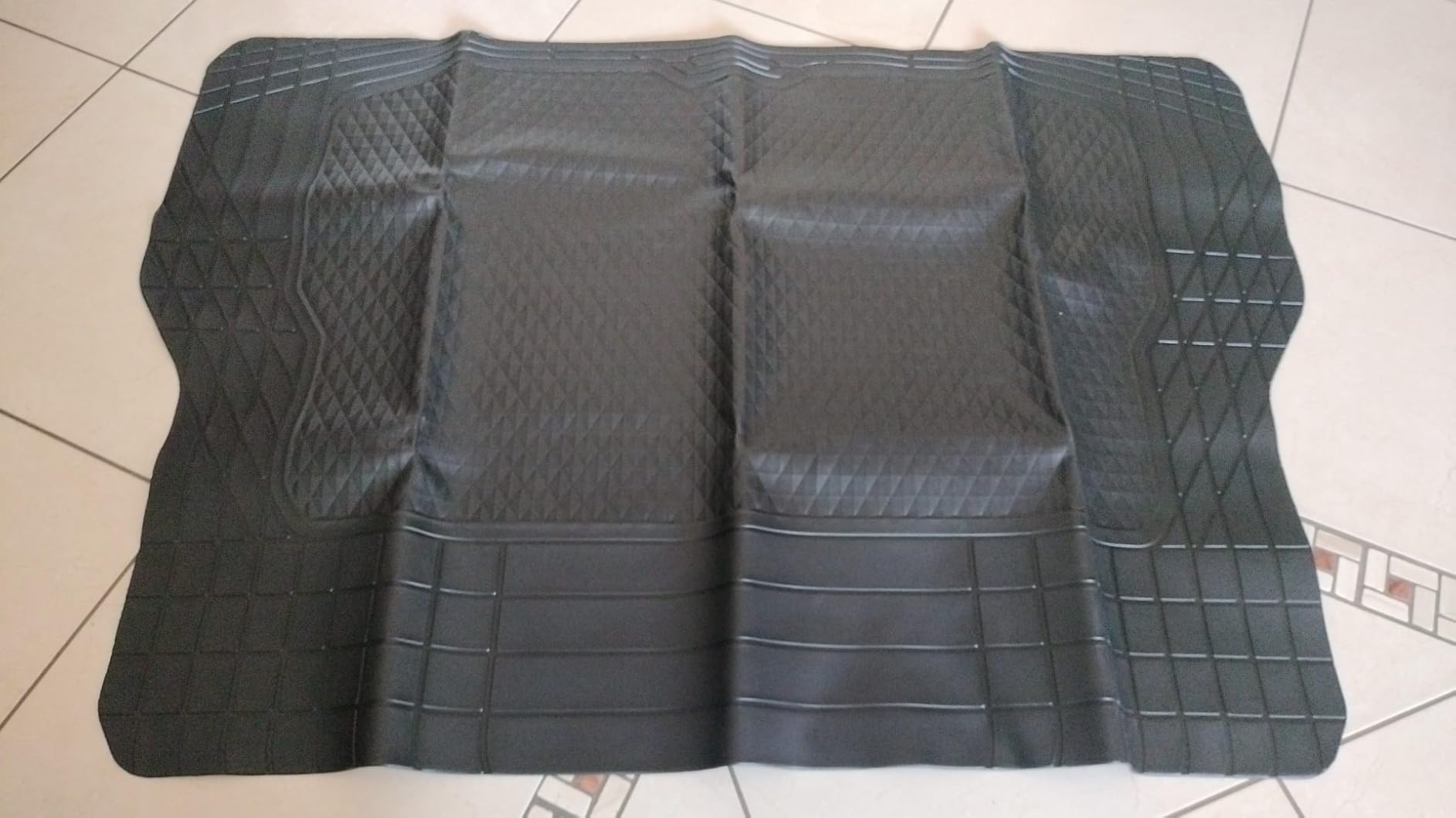 Amazon Basics tappetino bagagliaio PVC nero 132,8x94,5 cm