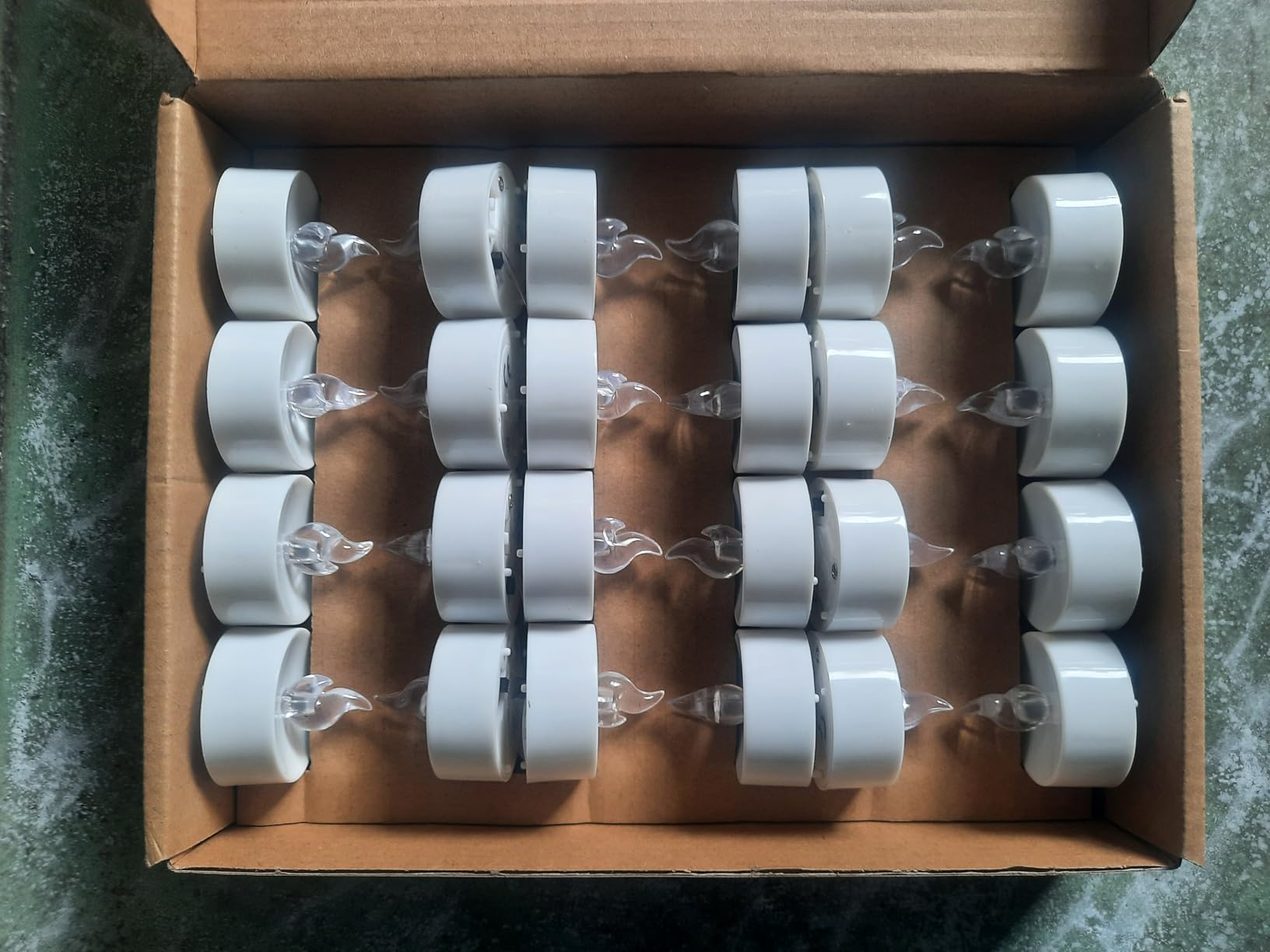 Amazon Basics Candele LED Tea Light Bianche 24 Pezzi a Batteria