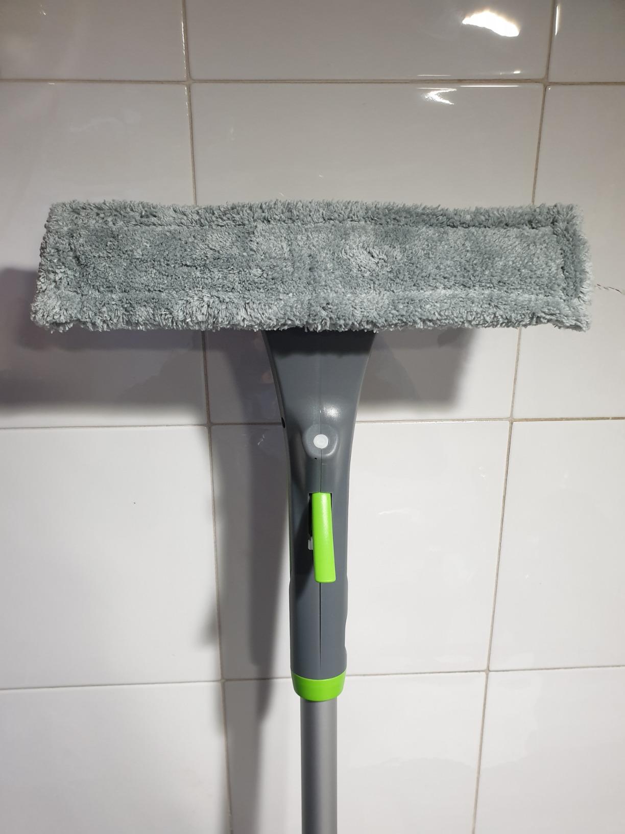 AmazonBasics Tergivetro Vetri con Spray Grigio Telescopico