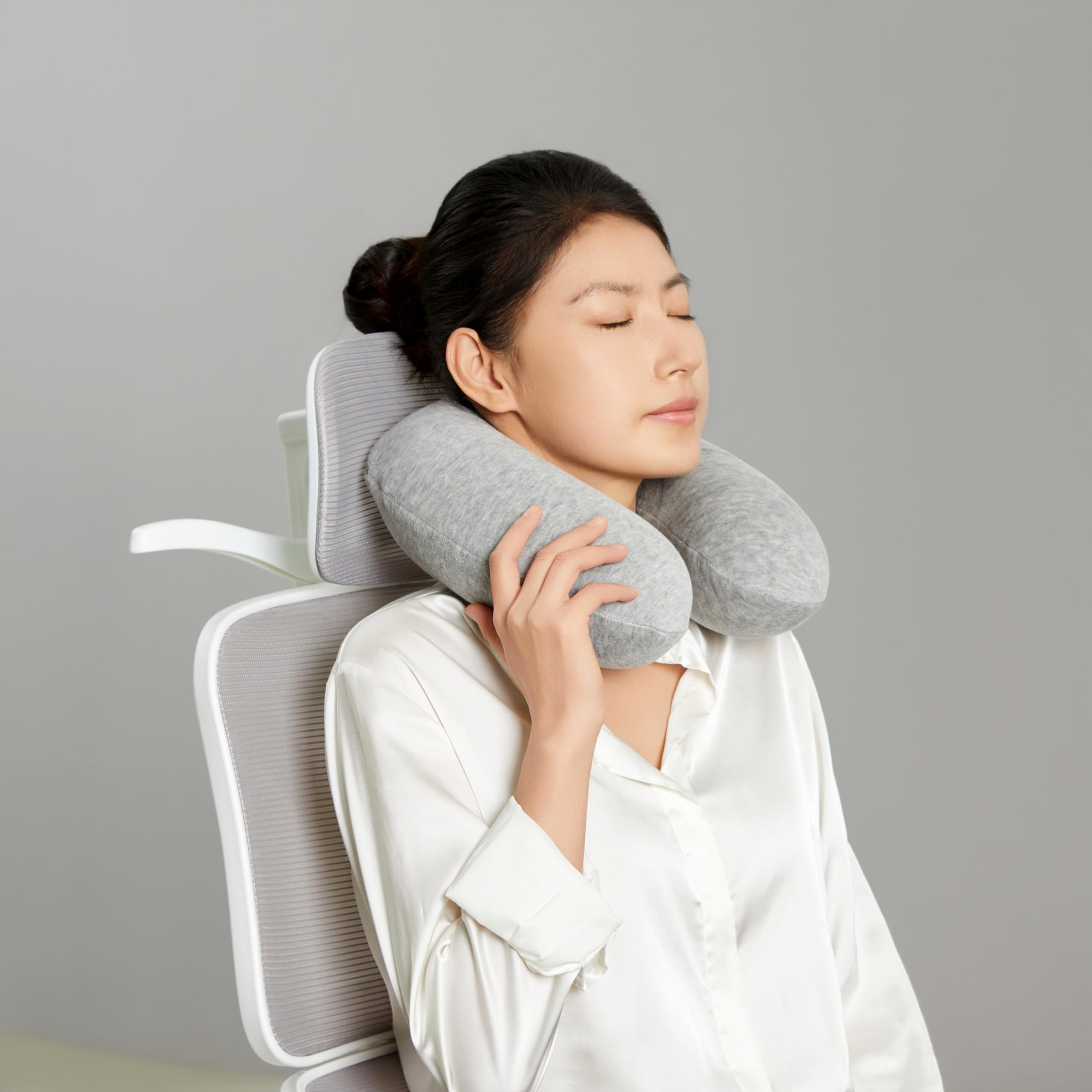 Amazon Basics Cuscino da Viaggio Memory Foam Grigio semicircolare