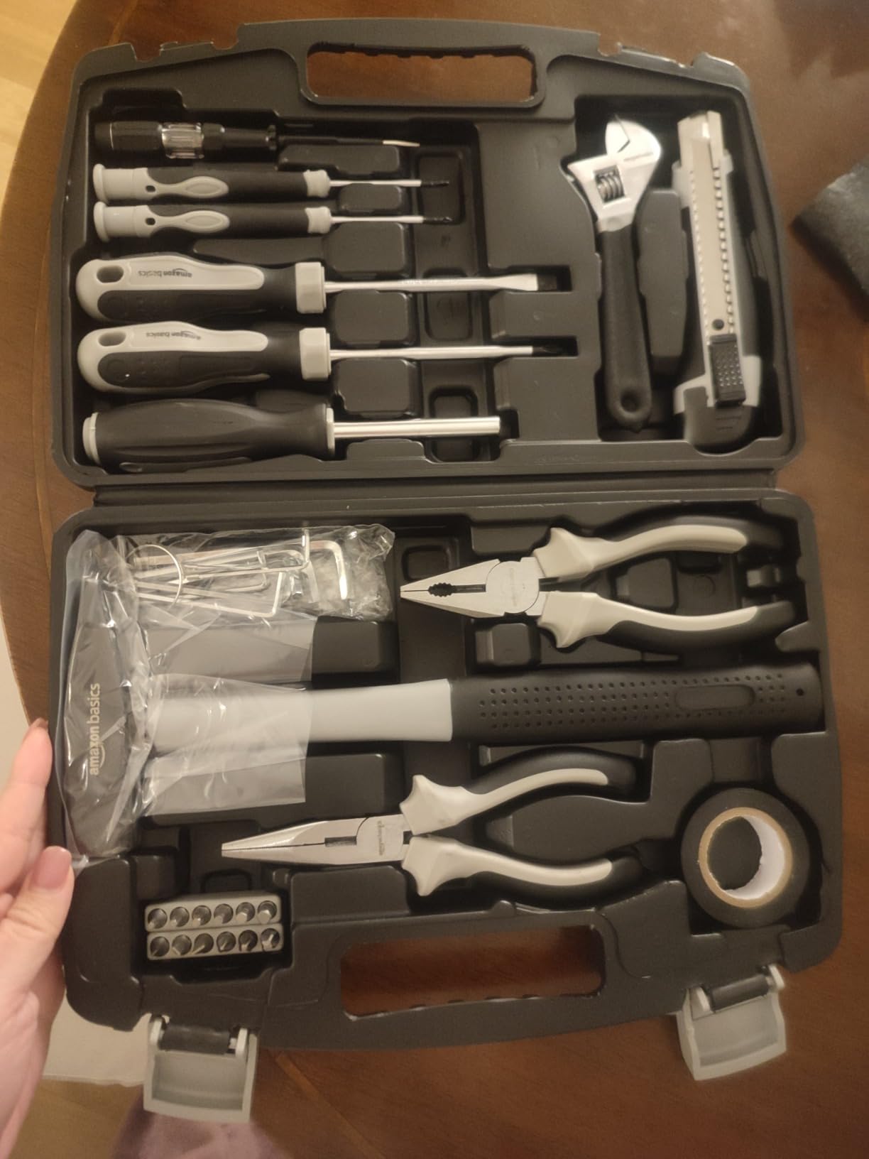 AmazonBasics Set Utensili Casa 32 Pezzi Nero Grigio Acciaio