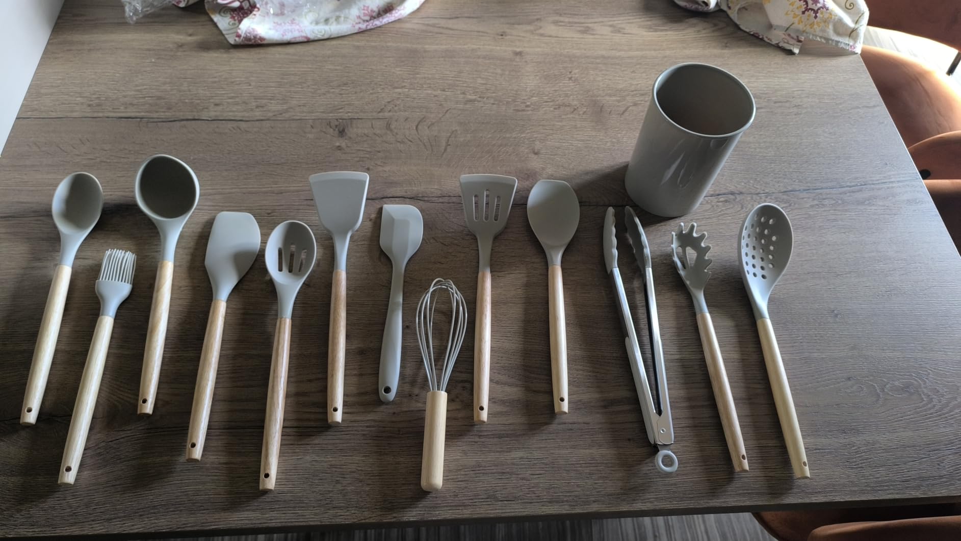 Amazon Basics utensili cucina silicone 14 pezzi grigio lino legno