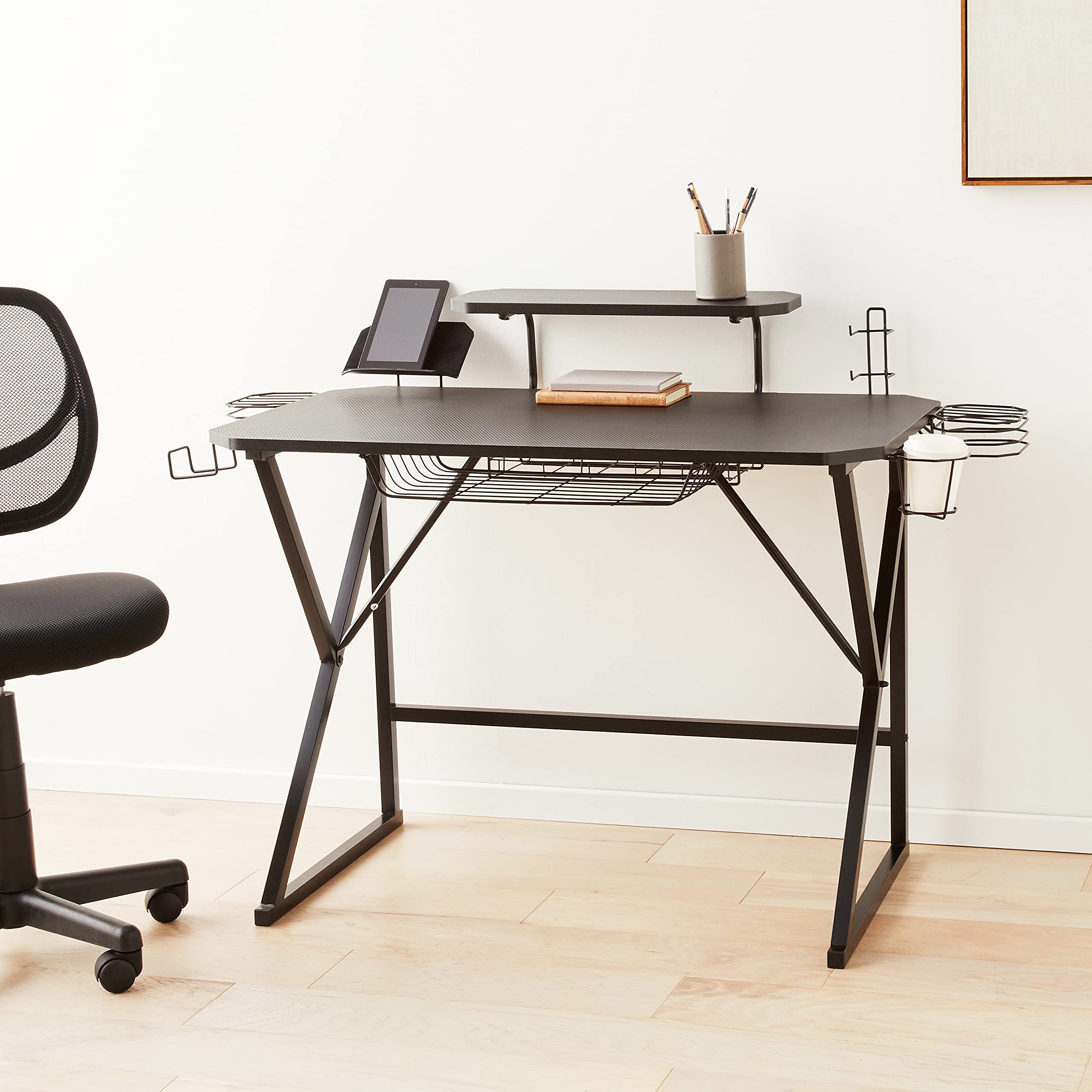 AmazonBasics Scrivania Gaming con Scomparti Nera 130 cm