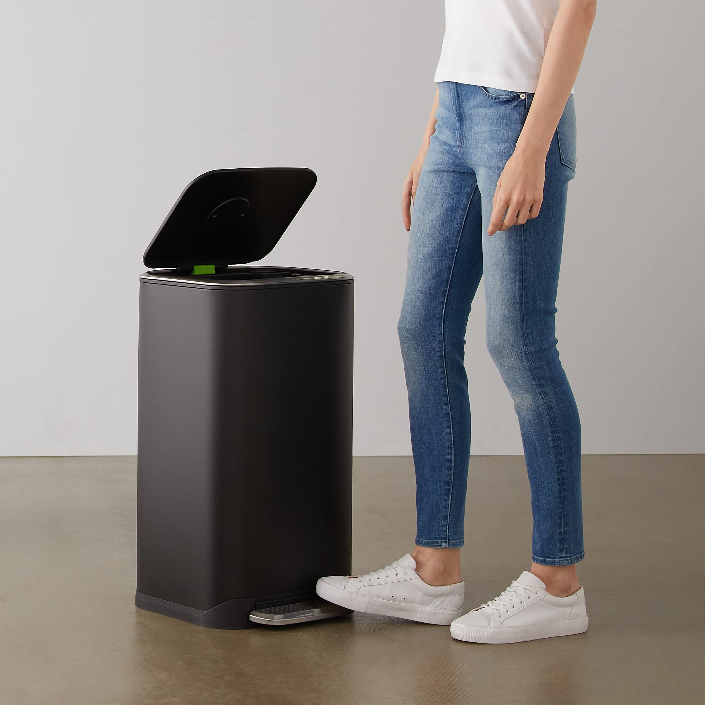 Amazon Basics Pattumiera a Pedale 32 L Nera Chiusura Morbida