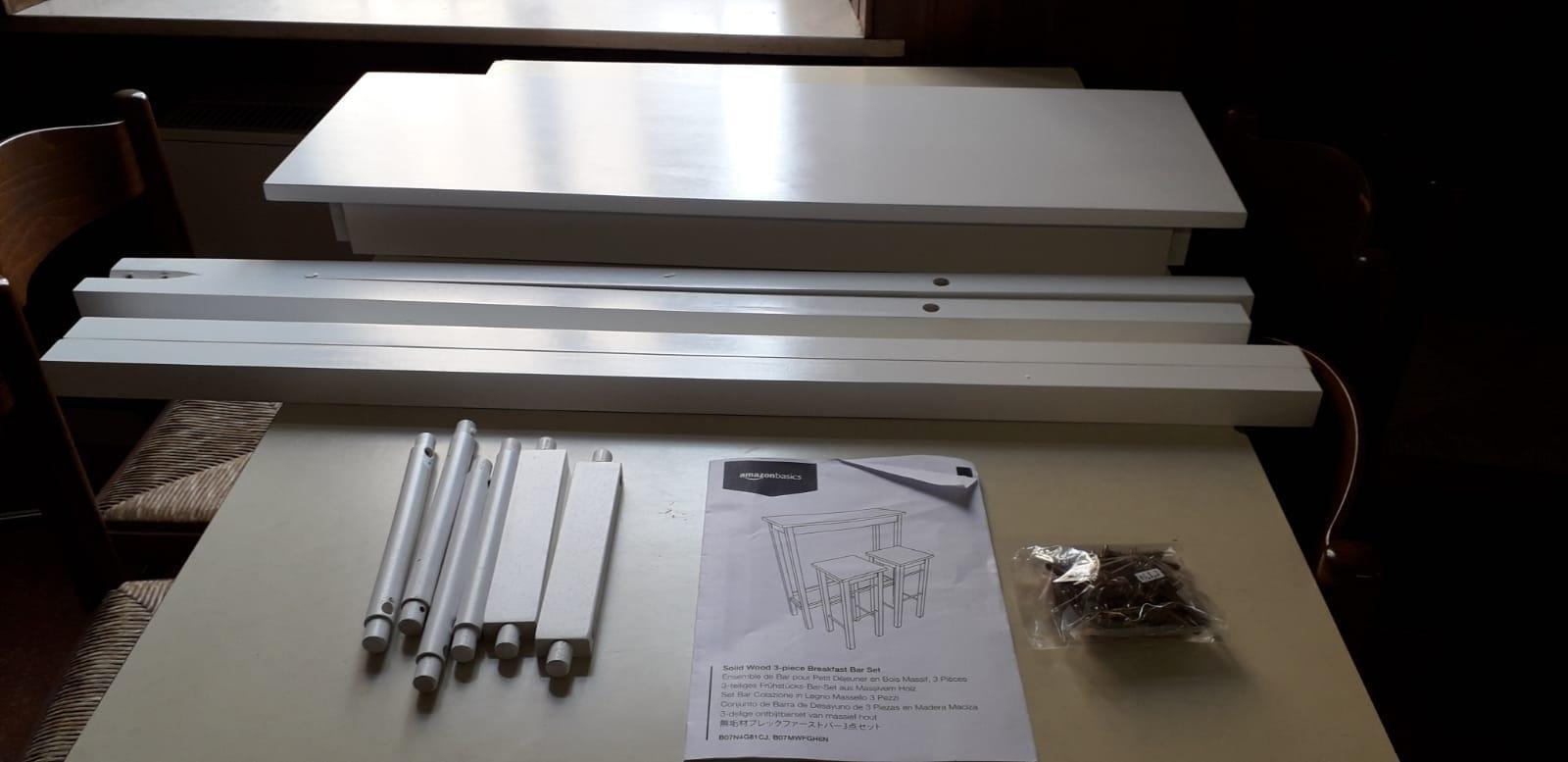 Amazon Basics Set Bistrot Tavolo+2 Sgabelli Bianco Salvaspazio