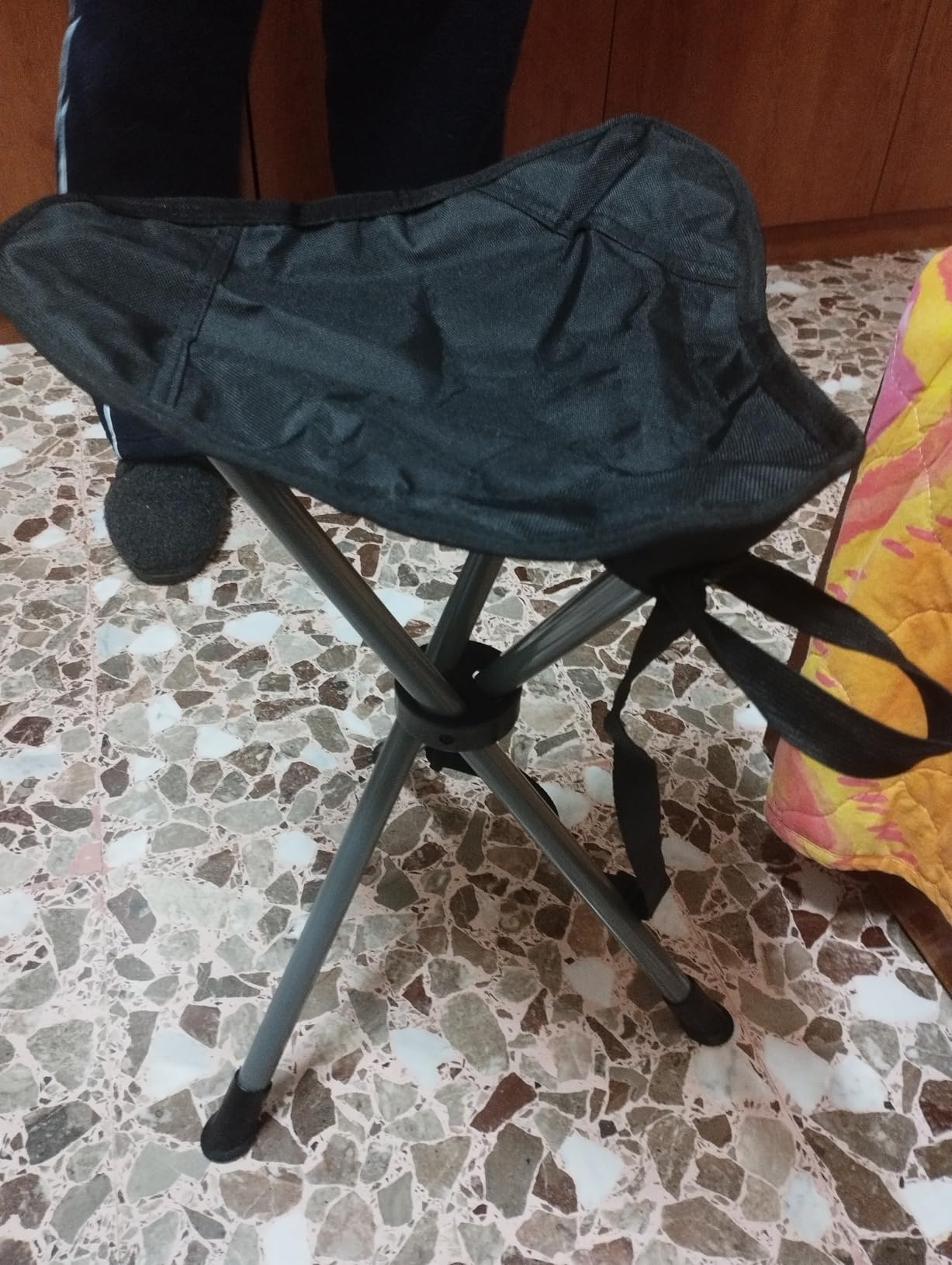 Amazon Basics sgabello campeggio pieghevole nero 102 kg