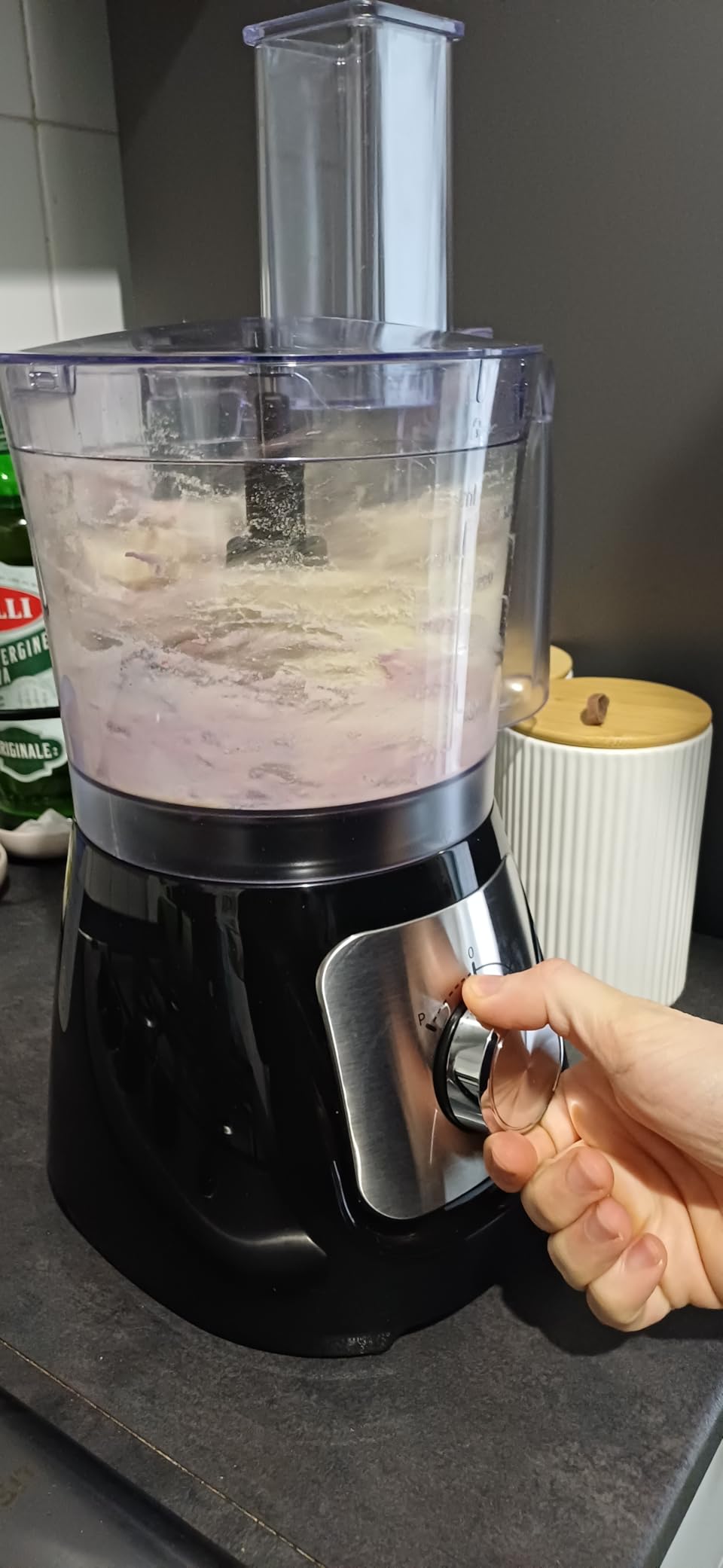 Amazon Basics Robot Cucina 800W Nero 2,4 L con Frullatore