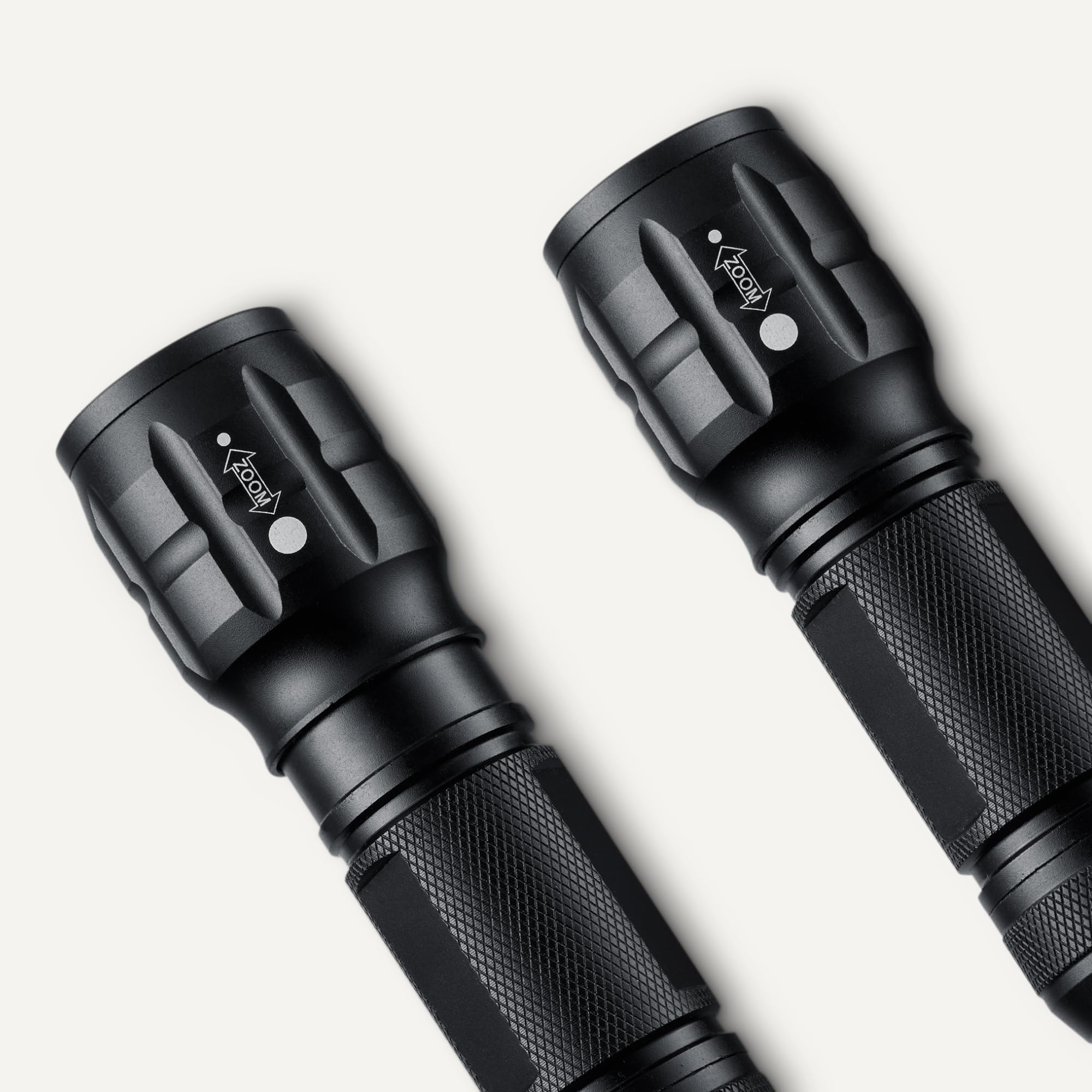 Amazon Basics Torcia Tattica LED 140 Lumen Nera Resistente Acqua