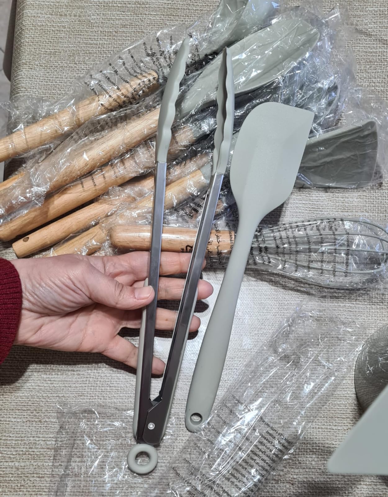 Amazon Basics utensili cucina silicone 14 pezzi grigio lino legno