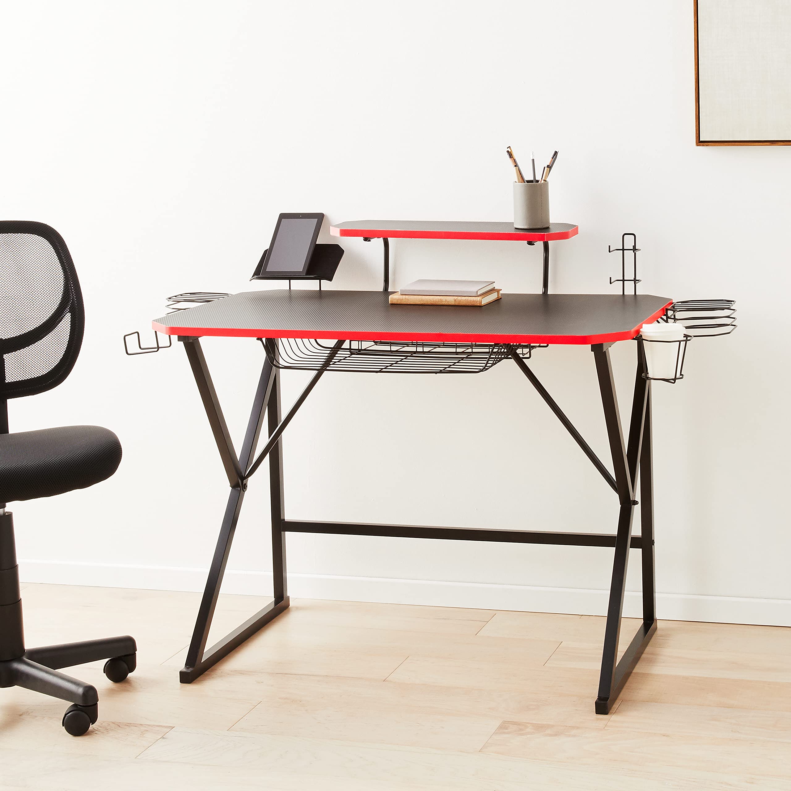 AmazonBasics Scrivania Gaming con Scomparti Rossa 130 cm