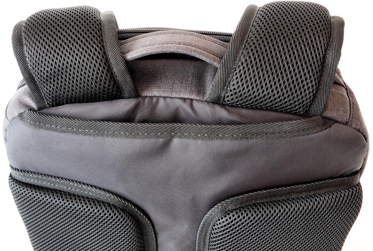 Amazon Basics Zaino Viaggio Nero Compatto Porta Laptop