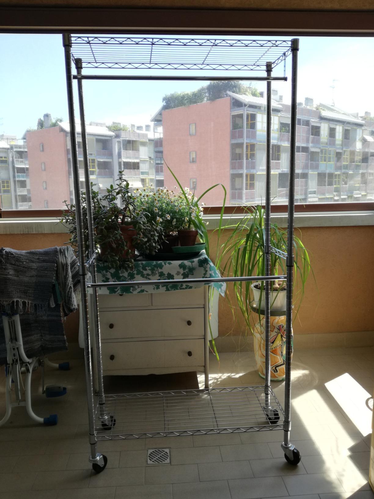 AmazonBasics Stand Appendiabiti Doppia Barra Nero con Rotelle
