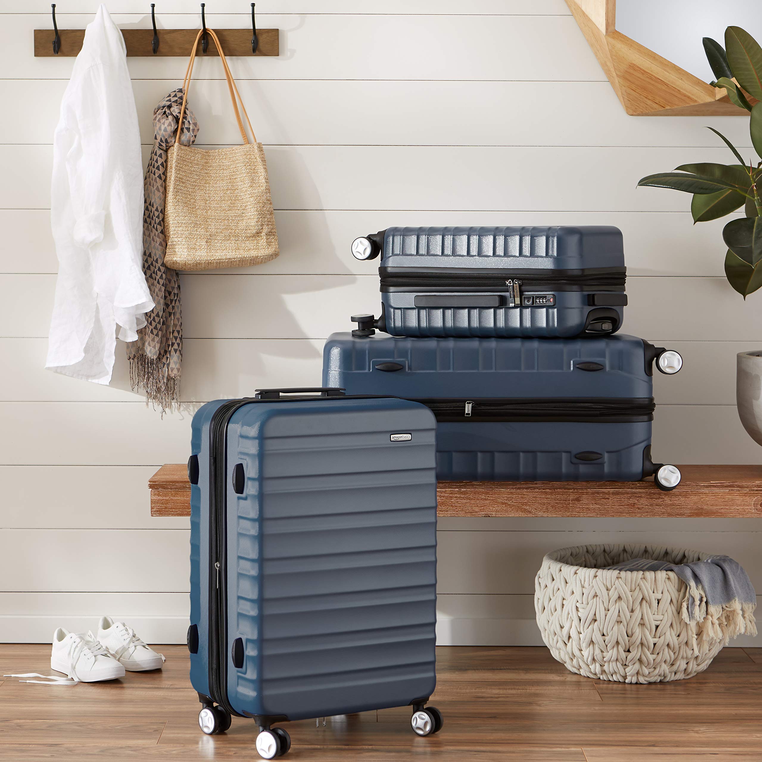AmazonBasics Trolley Rigido 53,5 cm Blu Marino in Policarbonato
