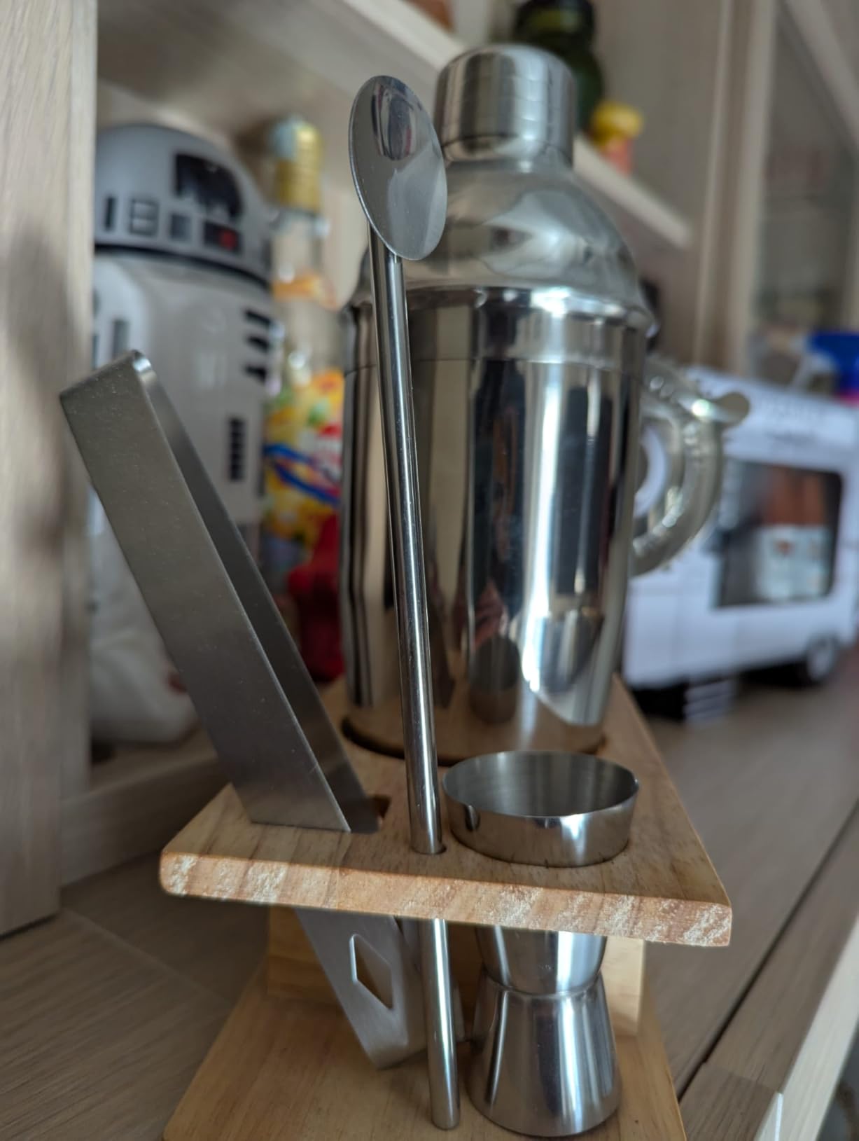 Amazon Basics set bar cocktail inox 10 pezzi con stand bambù