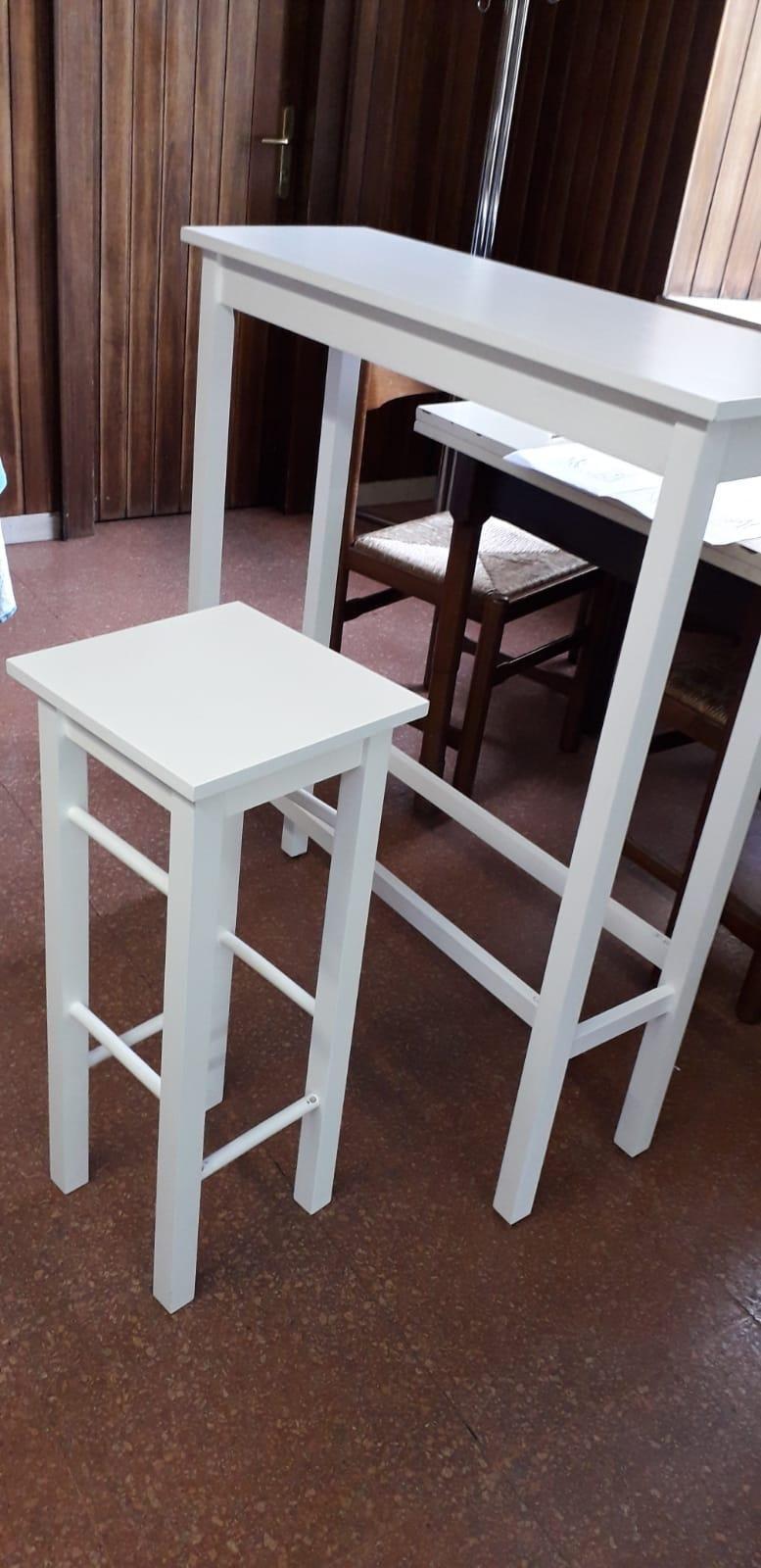 Amazon Basics Set Bistrot Tavolo+2 Sgabelli Bianco Salvaspazio