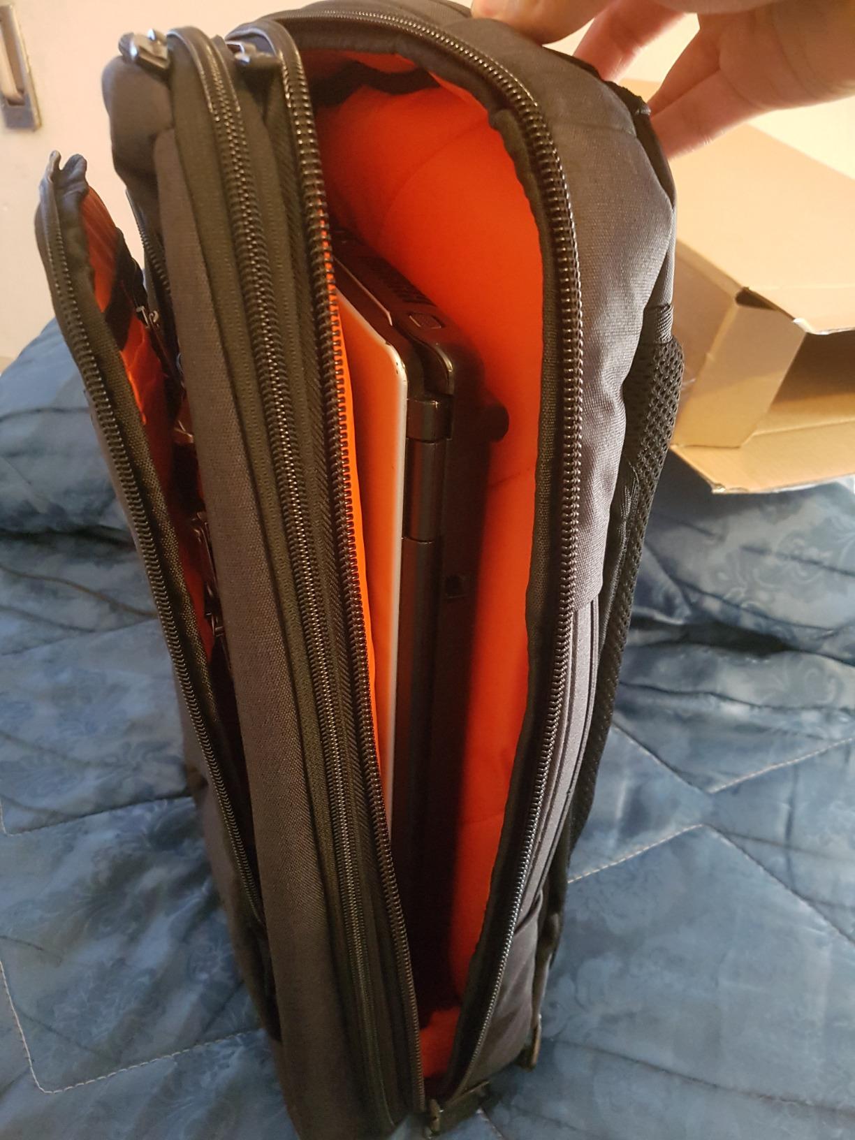 Amazon Basics Zaino Viaggio Nero Compatto Porta Laptop