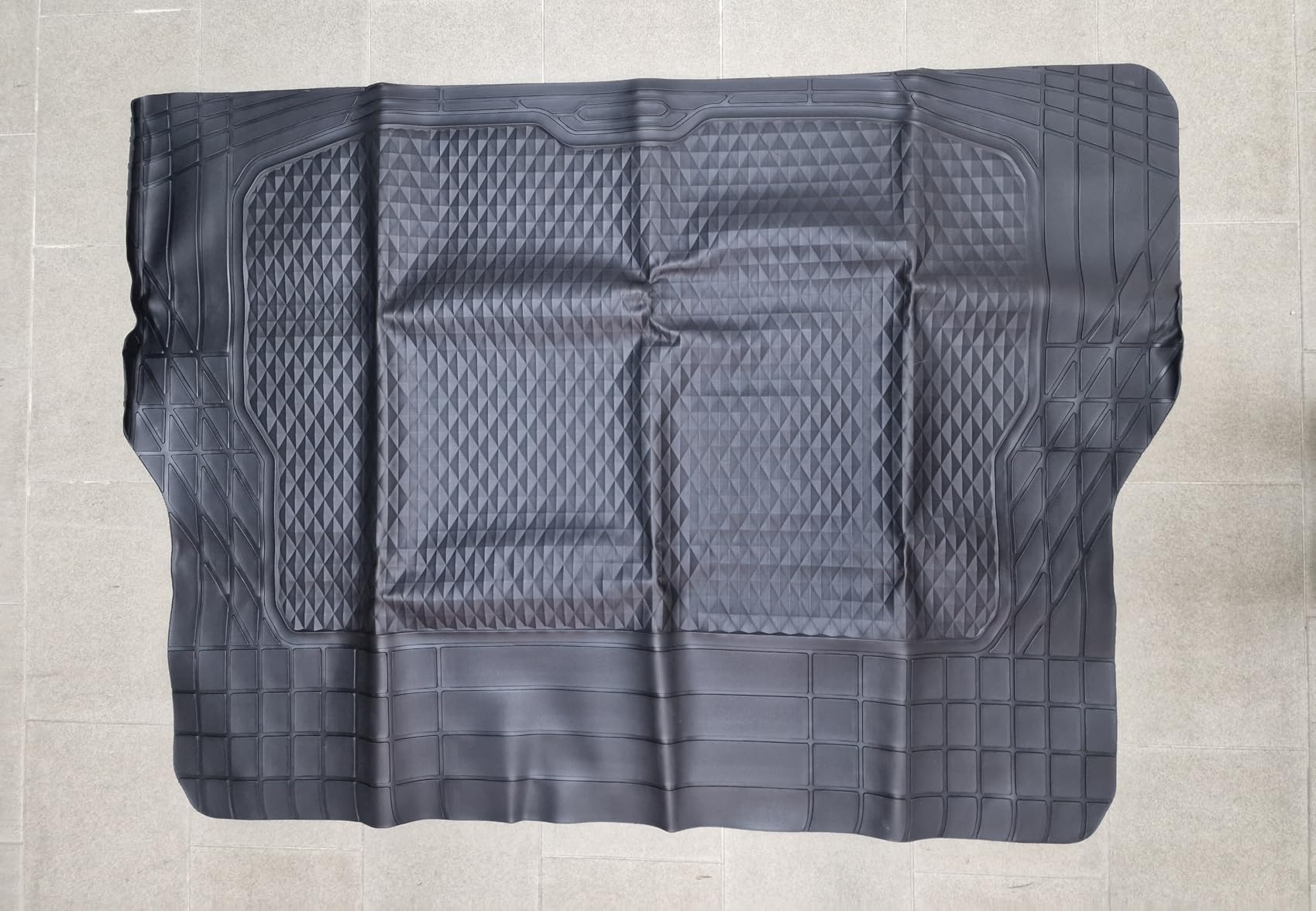 Amazon Basics tappetino bagagliaio PVC nero 132,8x94,5 cm