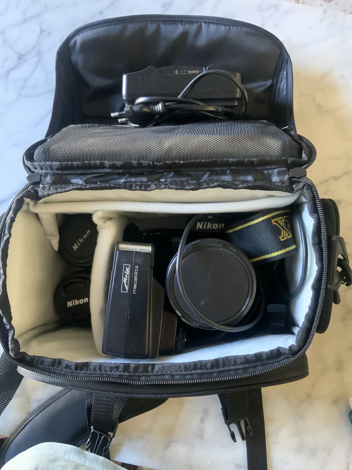 Amazon Basics Borsa Fotocamera SLR Grande Nero Grigio