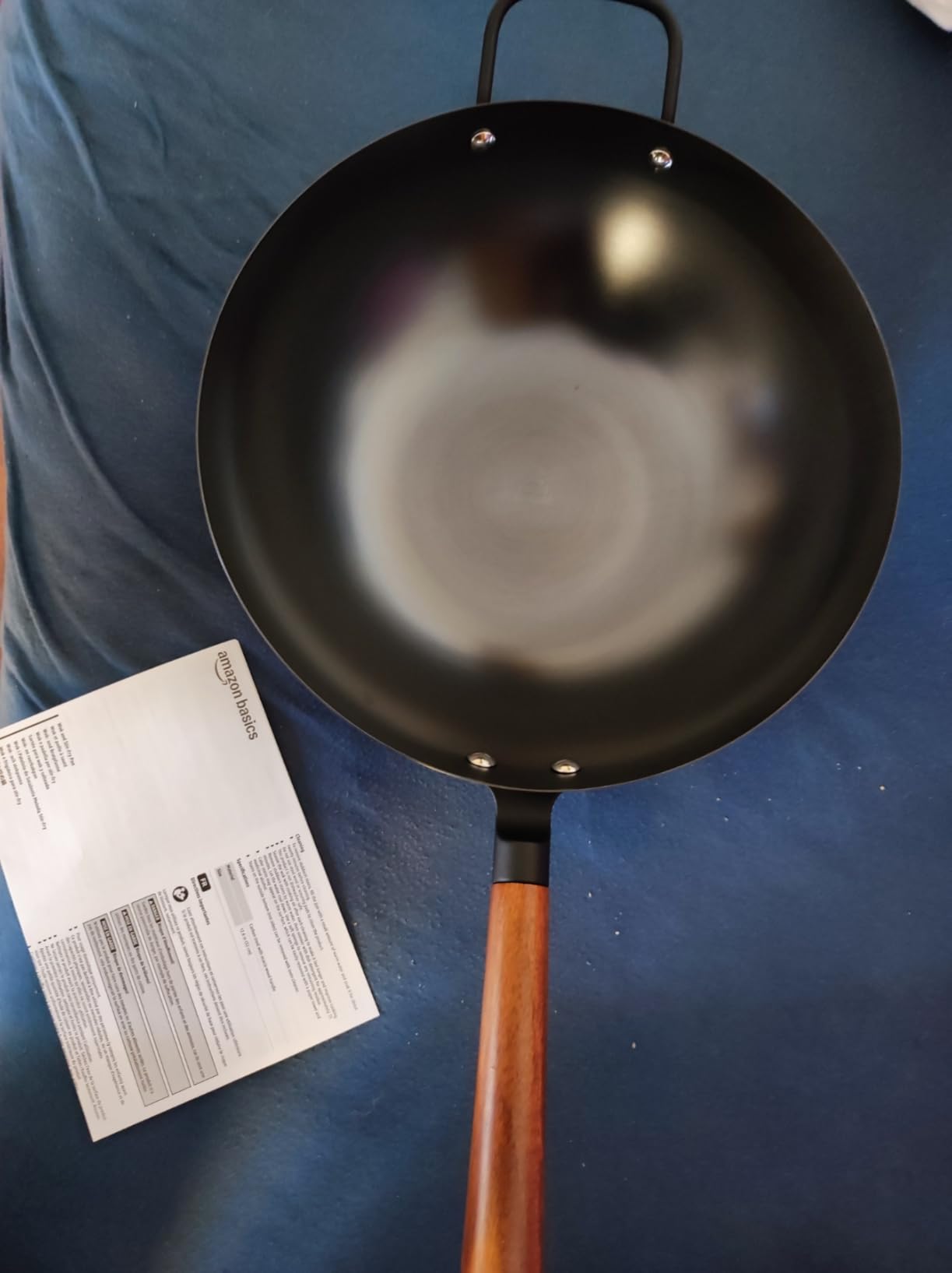 Amazon Basics Wok Acciaio al Carbonio 32 cm Manico Acacia