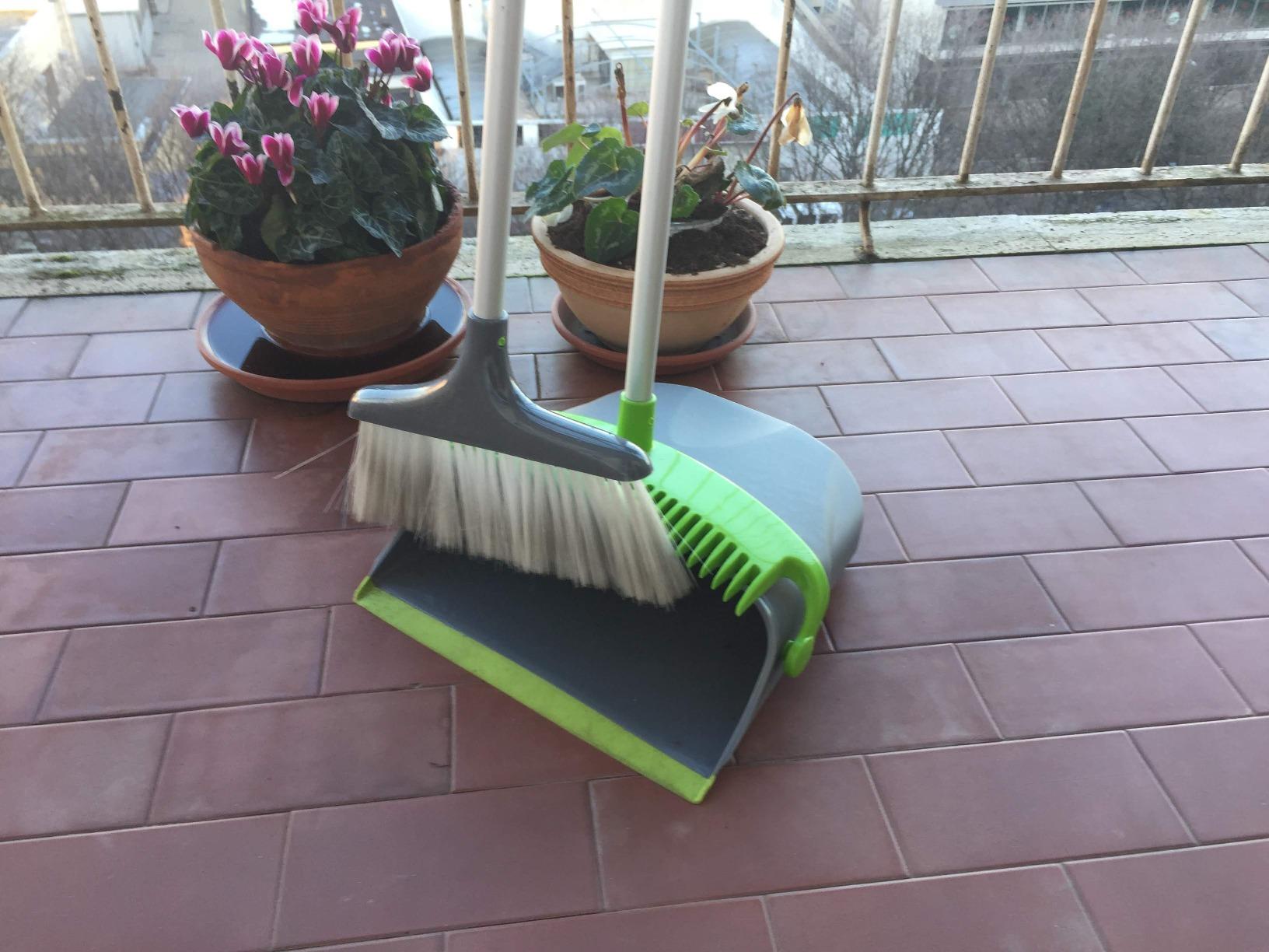 AmazonBasics Set Scopa con Paletta Argento per Interni