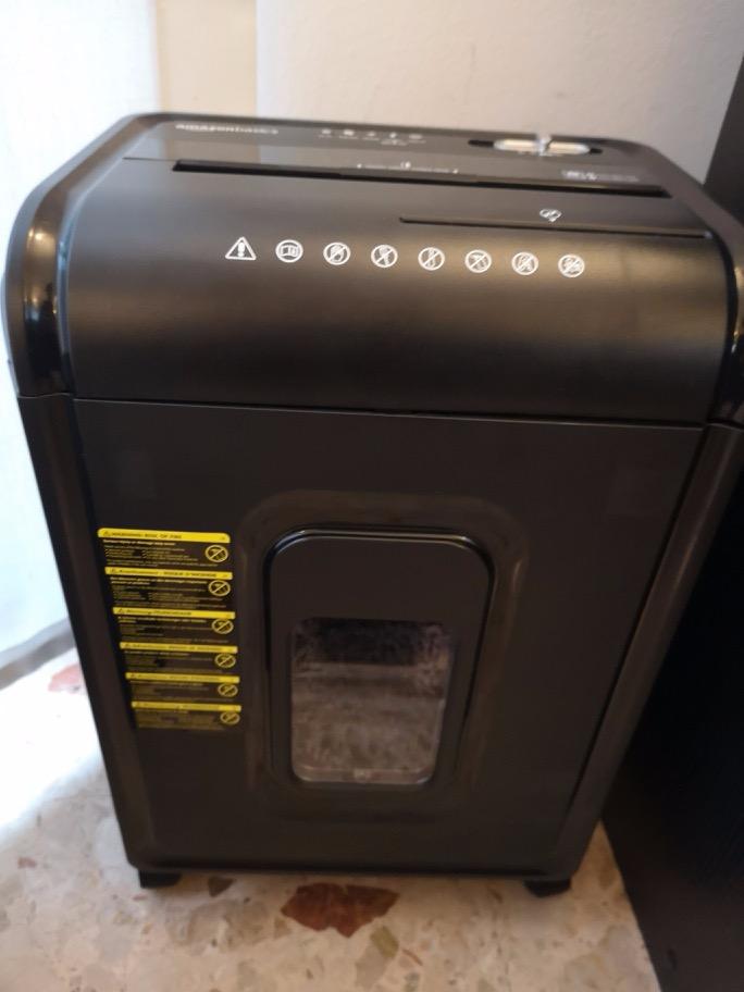 AmazonBasics Distruggidocumenti 8 Fogli P4 Nero