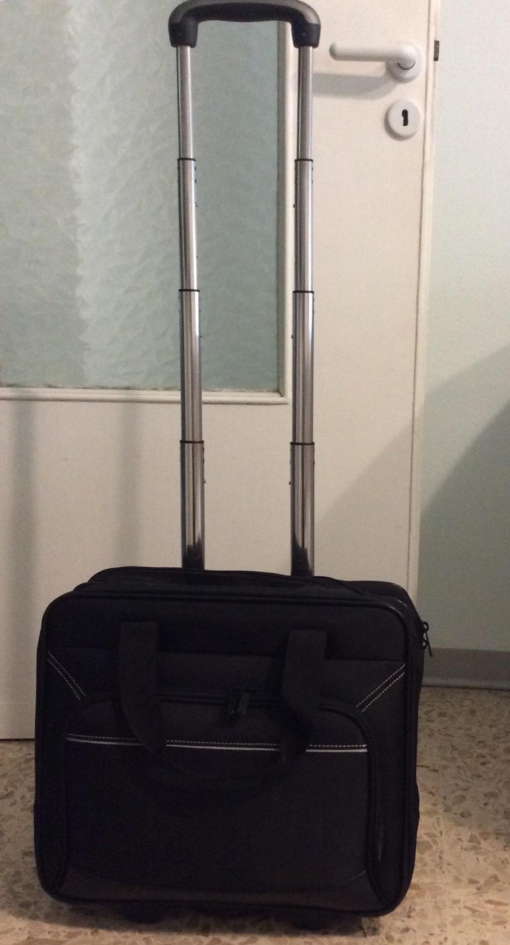 AmazonBasics Borsa Laptop con Ruote da Viaggio Nera