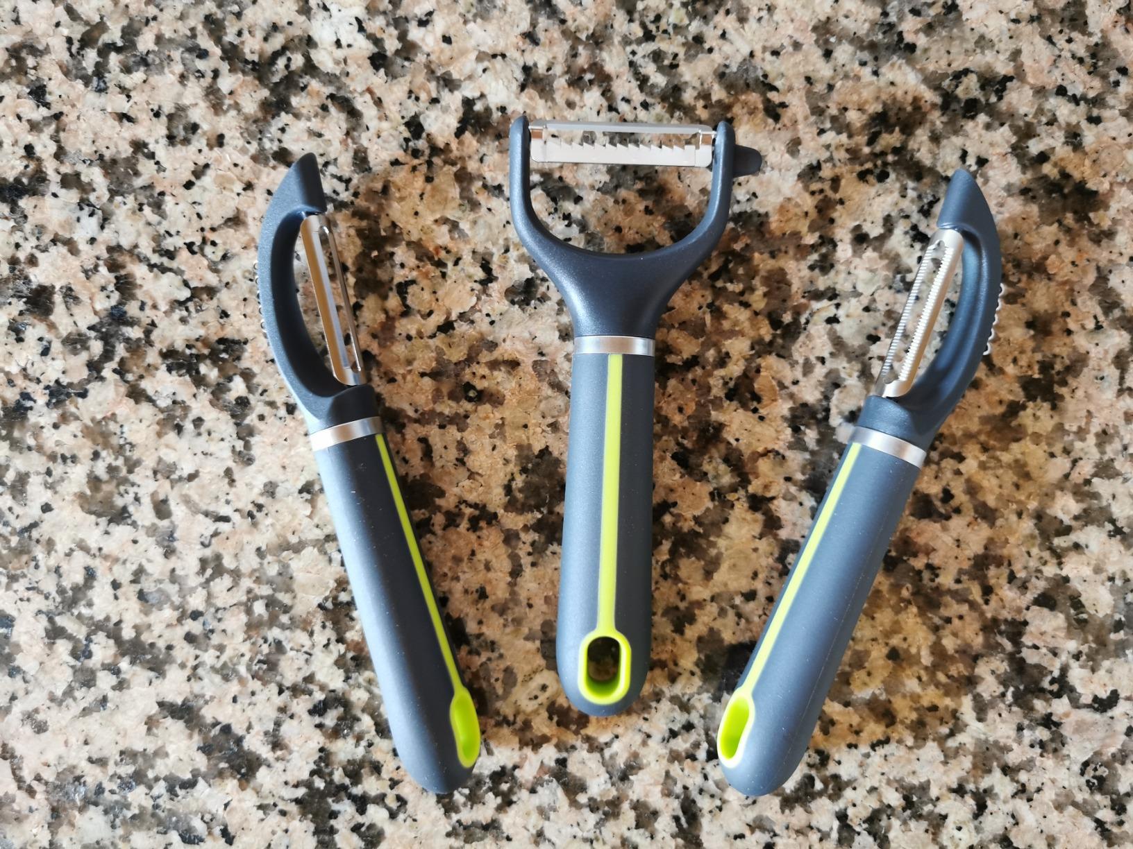 AmazonBasics Set 3 Pelaverdure Acciaio Inox Nero Verde Julienne