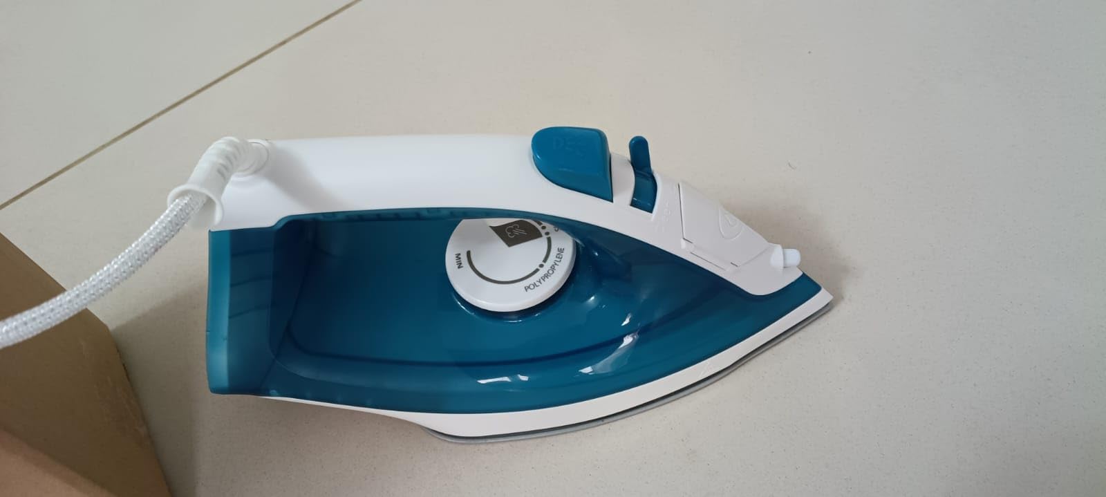 Amazon Basics ferro da stiro a vapore 1800W 200 ml blu