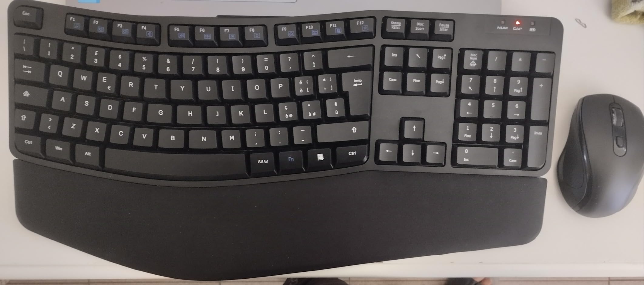 AmazonBasics Combo Tastiera Ergonomica Wireless Mouse Nero UK
