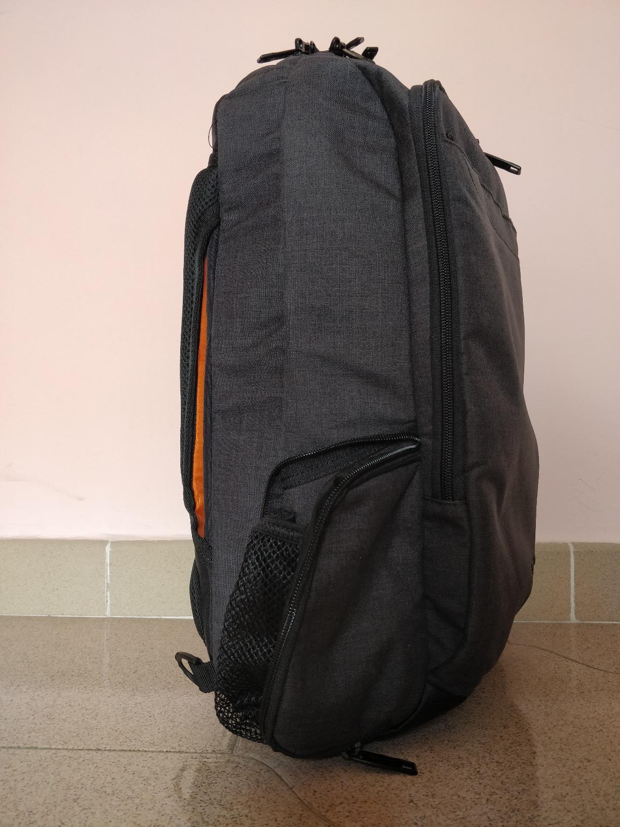 Amazon Basics Zaino Viaggio Nero Compatto Porta Laptop