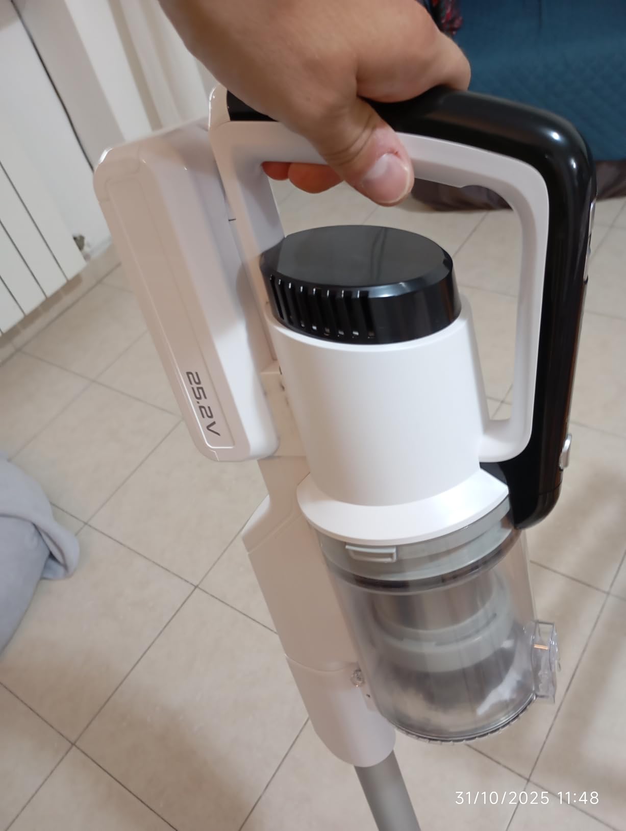 Amazon Basics Aspirapolvere Senza Fili 150W 0,7L Bianco Nero