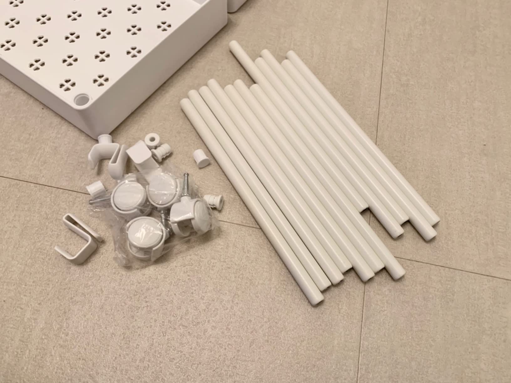 Amazon Basics Carrello Cucina 4 Ripiani Bianco con Ruote 40x22x86