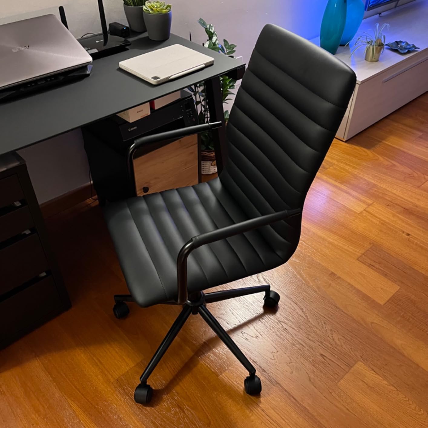 AmazonBasics Sedia Ufficio Ecopelle Bianca con Rotelle